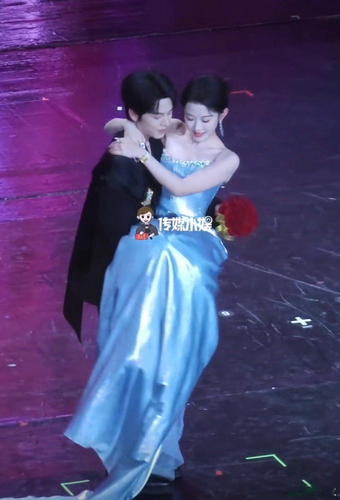 曾辉韩雨彤公主抱被曾辉韩雨彤的公主抱甜晕了！瞬间尖叫出声，这满满的粉色泡泡，甜