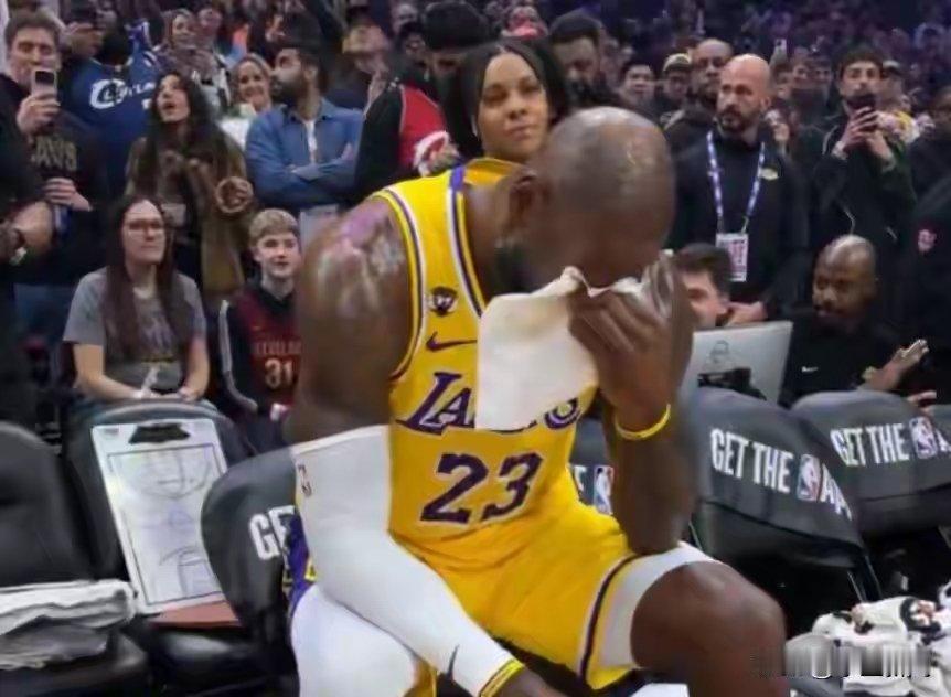 7成概率留守湖人！外界诸多不满，老詹只为一人妥协​综合雅虎、ESPN团队、《露