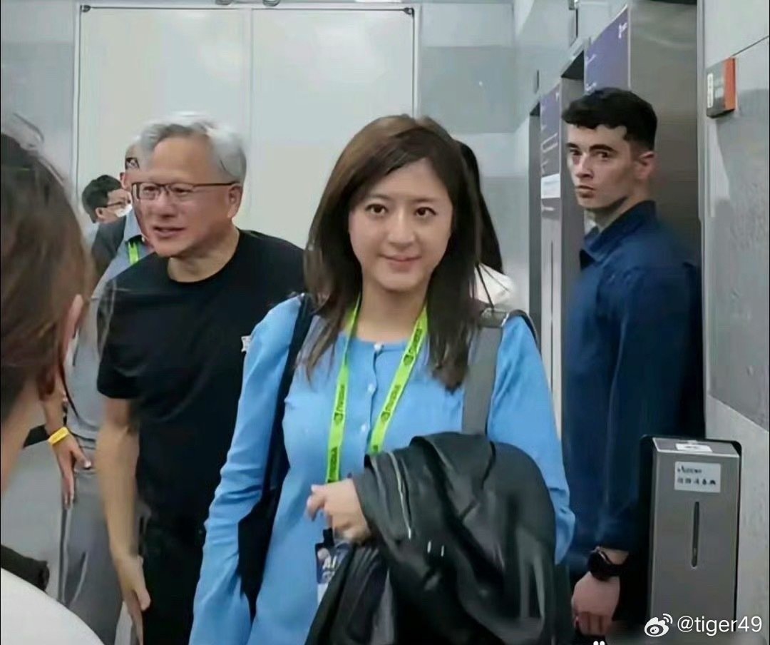 黄仁勋身边这位女助理气质好出众✨一身简约蓝色衬衫，干练利落，整个人从容大方，职场氛围感直接拉满。行走