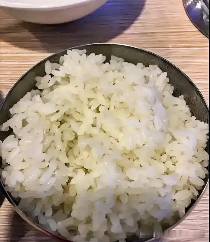 今天同事请吃饭，她蒸米饭的时候，让我惊讶到了，她竟然往米里加了两样东西，她说这样