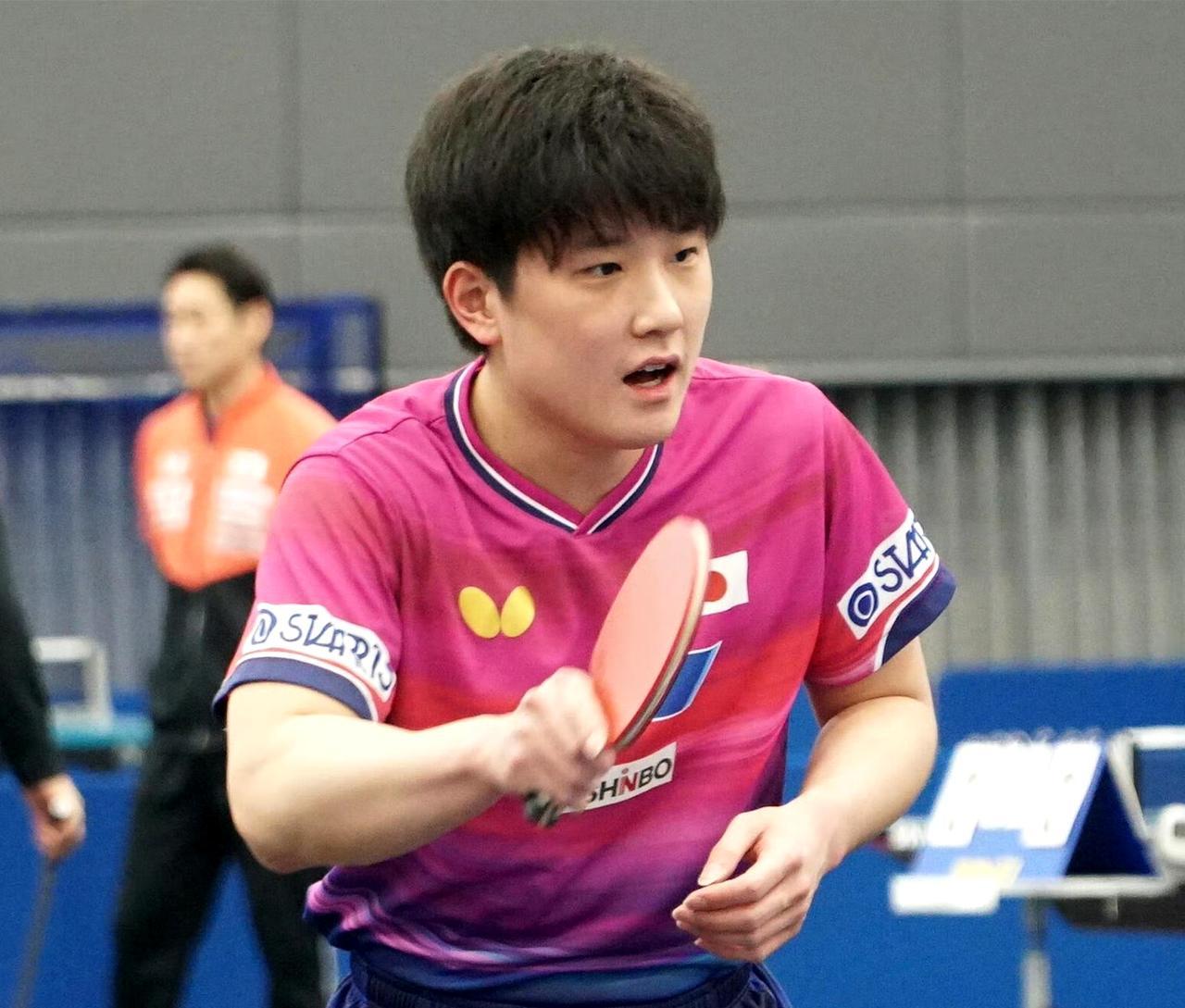 张本智和向来爱高调，并且把自己的队友松岛辉空和户上隼辅也宠上了天。伦敦团体世乒