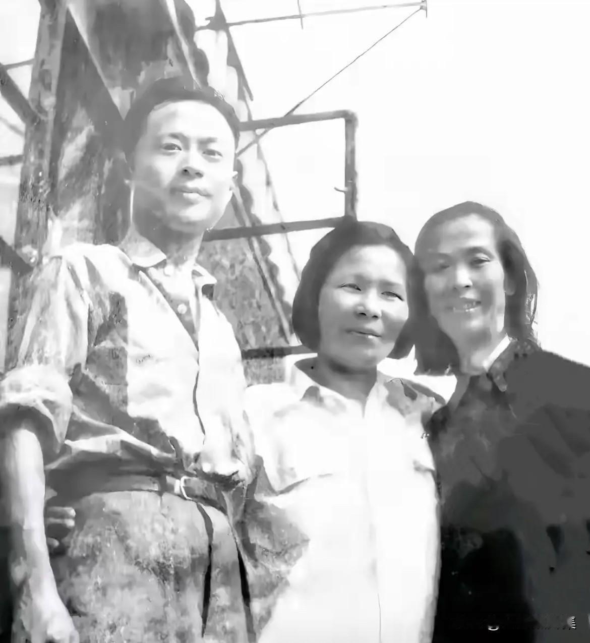 20世纪50年代初，三位革命者在上海的温馨瞬间，从左至右分别是：周小鼎（钱希均的