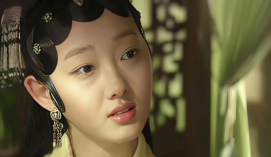 有网友好奇新版《红楼梦》女子头上像铜钱一样的黑片是什么，其实是借鉴戏曲贴片，原型