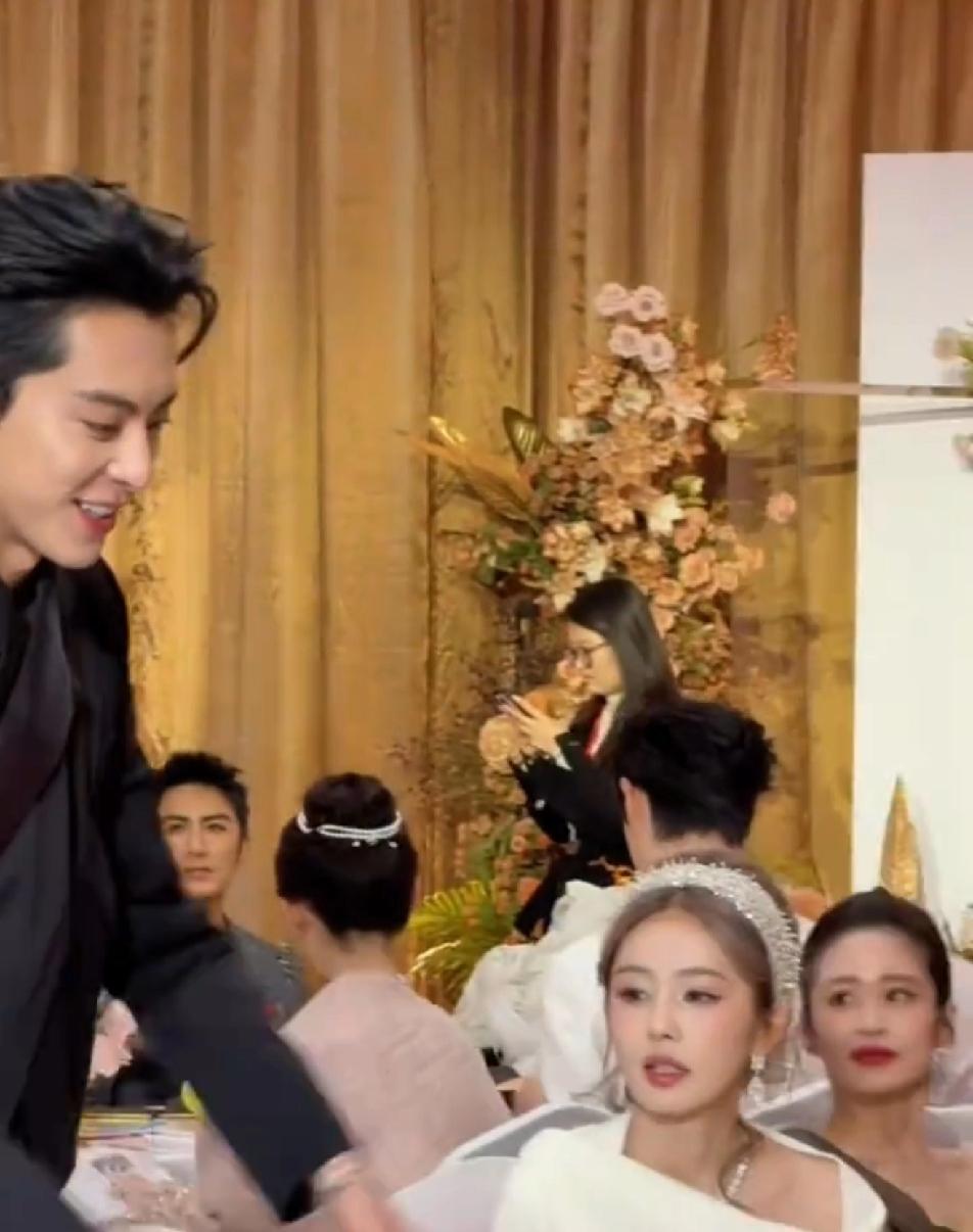 白鹿这张脸谁坐她旁边都得被秒，一直觉得颖儿已经很肤白貌美了，可是看她和白鹿同框，