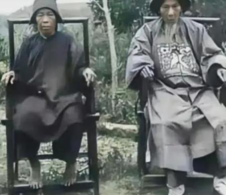 这是晚清一名九品官员与自己的妻子的一张合影，从官员妻子的衣着来看，他们生活的并不
