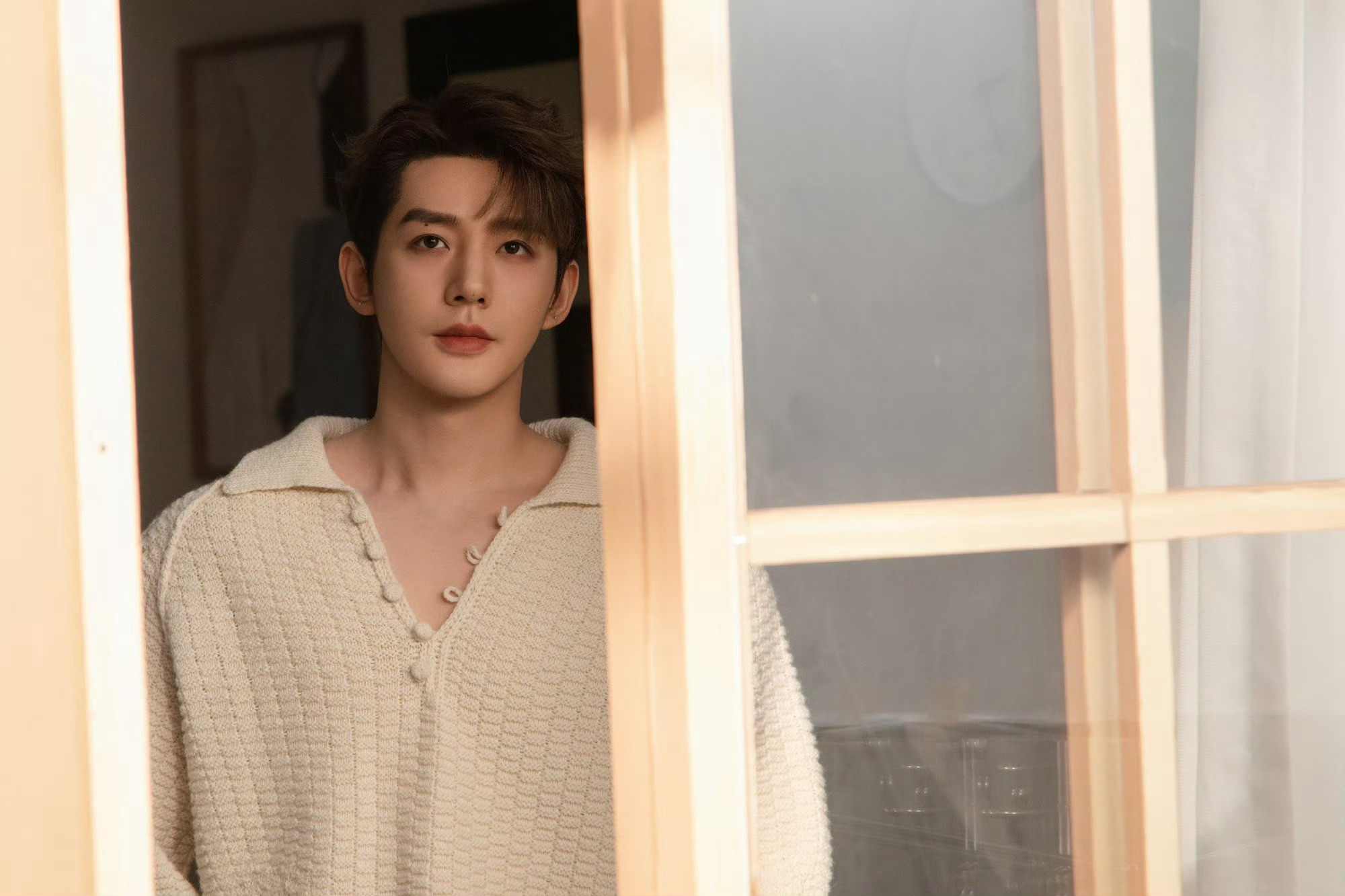 邓为纯白look邓为的治愈时刻邓为的治愈时刻，纯白look居家男友风拉满，温柔