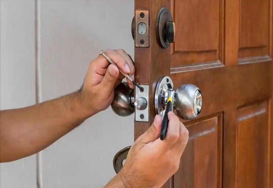 北京，男房东长时间多次联系女房客未果，找人开锁进入女房客房间查看情况，事后，女房