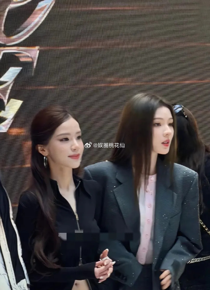 把张予曦的脸和网红的脸放在一起简直是降维打击！迅猛龙已经是网红圈里的颜霸了，但是