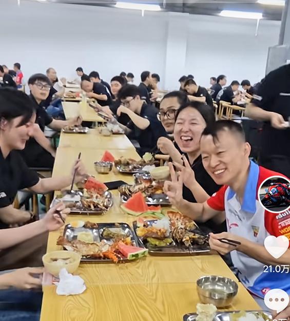 张雪机车餐厅的厨师长阿强，今天早上接了个电话，手都在抖。不是被骂的，是被钱砸的。