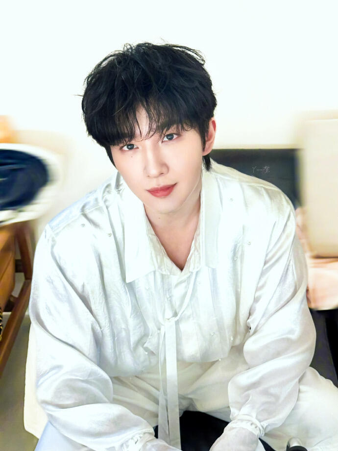 可怜的李宏毅，天天拍戏剧不播，沉寂了三年，他哥李明霖和他妈他嫂子都比他火…