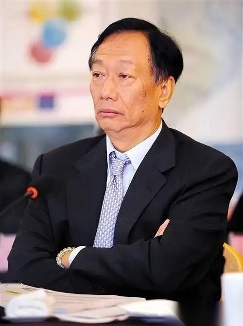 近来，郭台铭在接受媒体采访时掷地有声地抛出一番话：“没有大国支持的政权注定会沦为