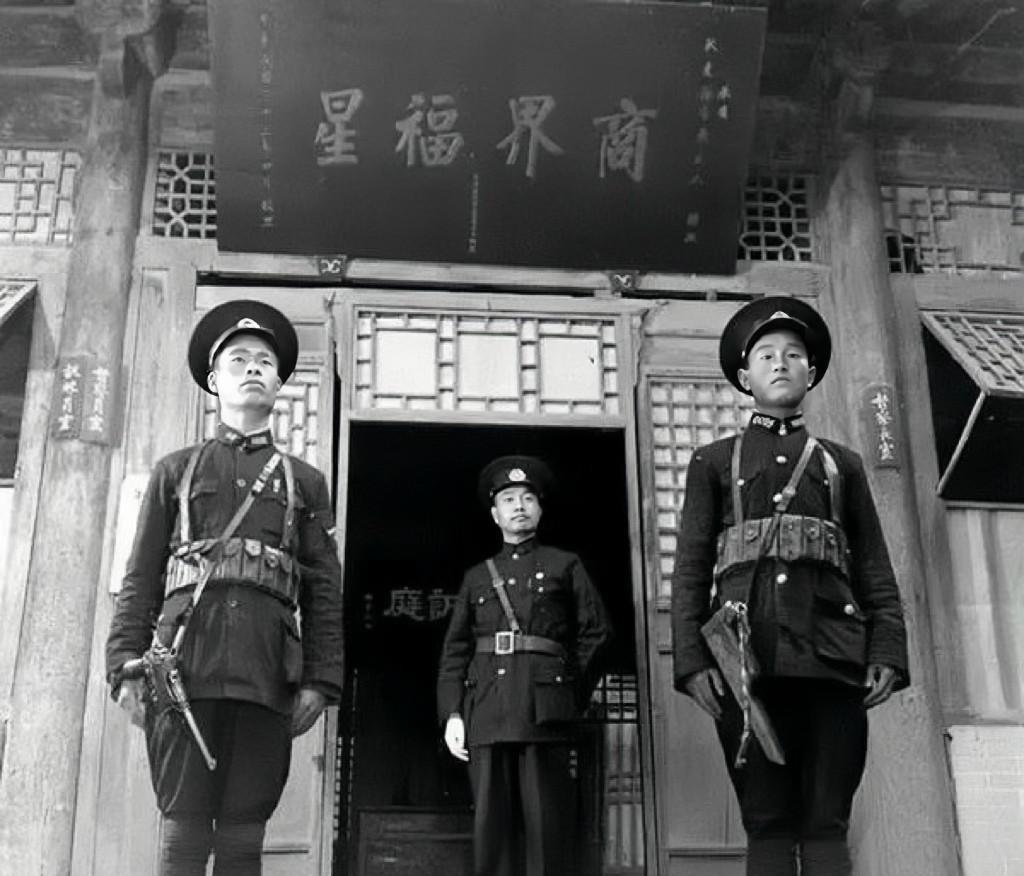 1946年，西安临潼，一名警察局长与两名警察站在办公门口的合影照片，在他们的头上