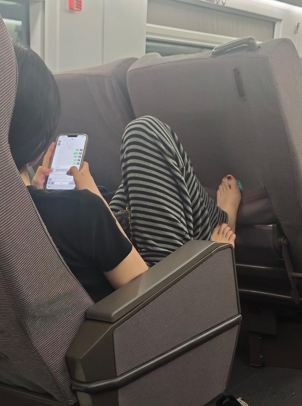 这位姐姐她把这座位当自家客厅沙发了？