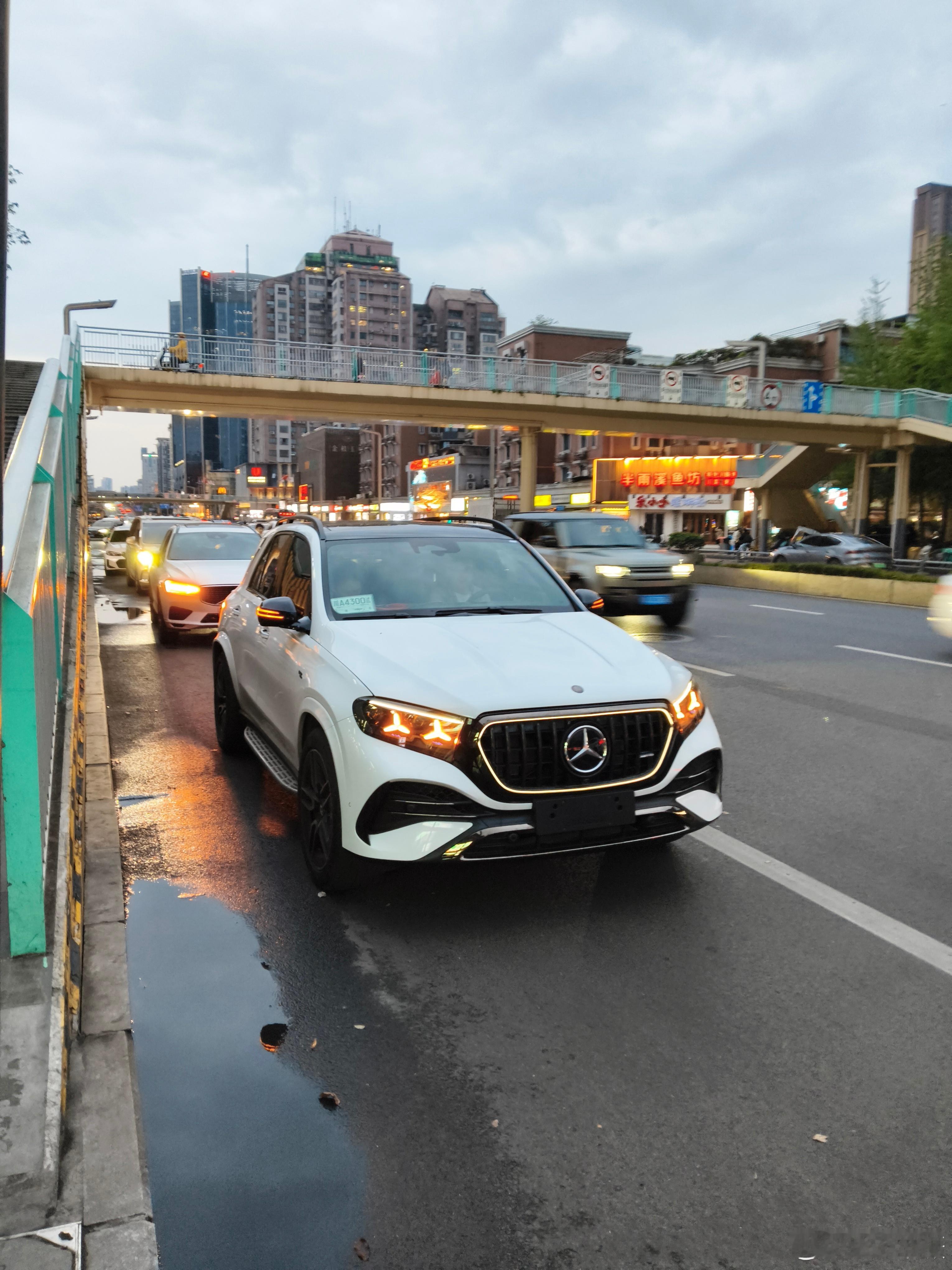 偶遇成都街头还在路试的全新奔驰GLEAMG！照片拍摄于26年4月11日，车里坐