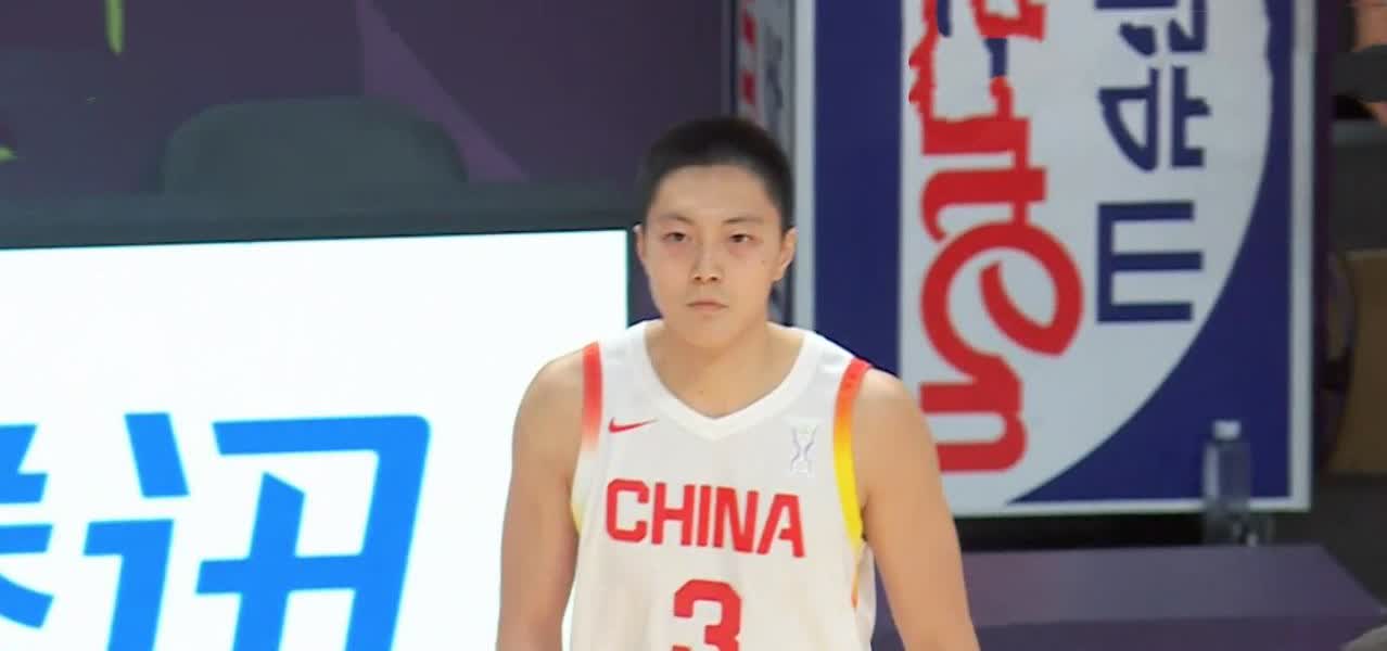 胡明轩其实是：打弱队保留体力，打强队爆发能量的球员。韩国队其实并不算强队，中国男