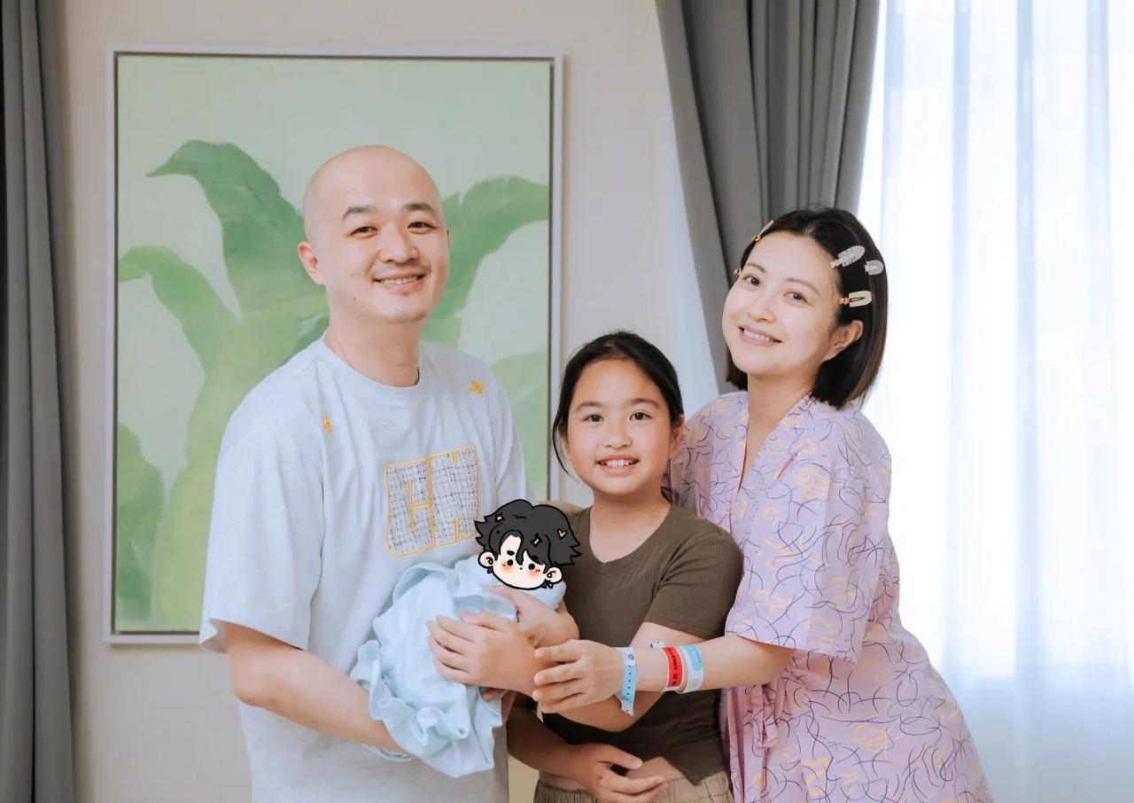 包文婧说，有人猜我们非要生儿子，其实真不是。怀孕八个月时我在高铁上拍视频，肚子上