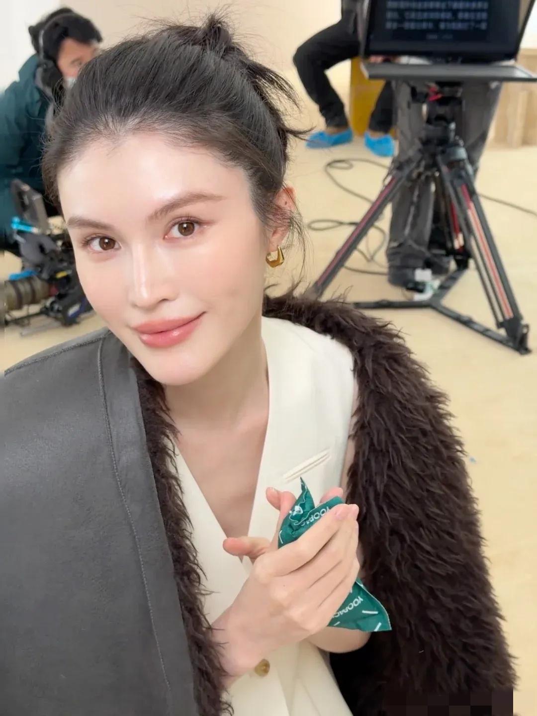 何穗的肌肤状态与奚梦瑶不相上下！超模婚后愈发惊艳，奚梦瑶生完两娃仍似少女，素