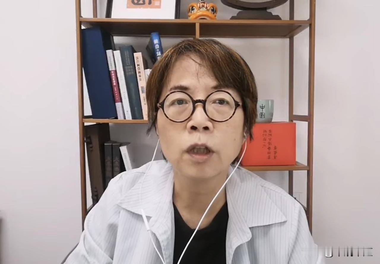 台媒体人黄智贤今（1日）中午在直播中表示，国民党文传会主委尹乃菁根本不该帮郑丽文