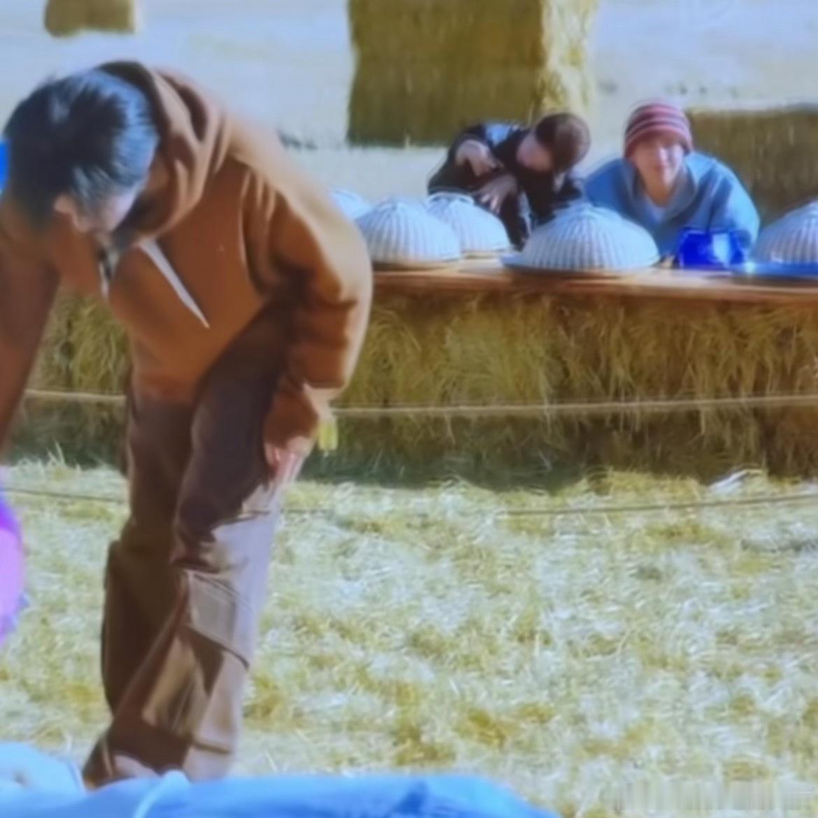 大喜在干啥啊，哈哈哈哈哈哈之前看的时候没注意这个小动作不知道她到底在干啥哈哈哈