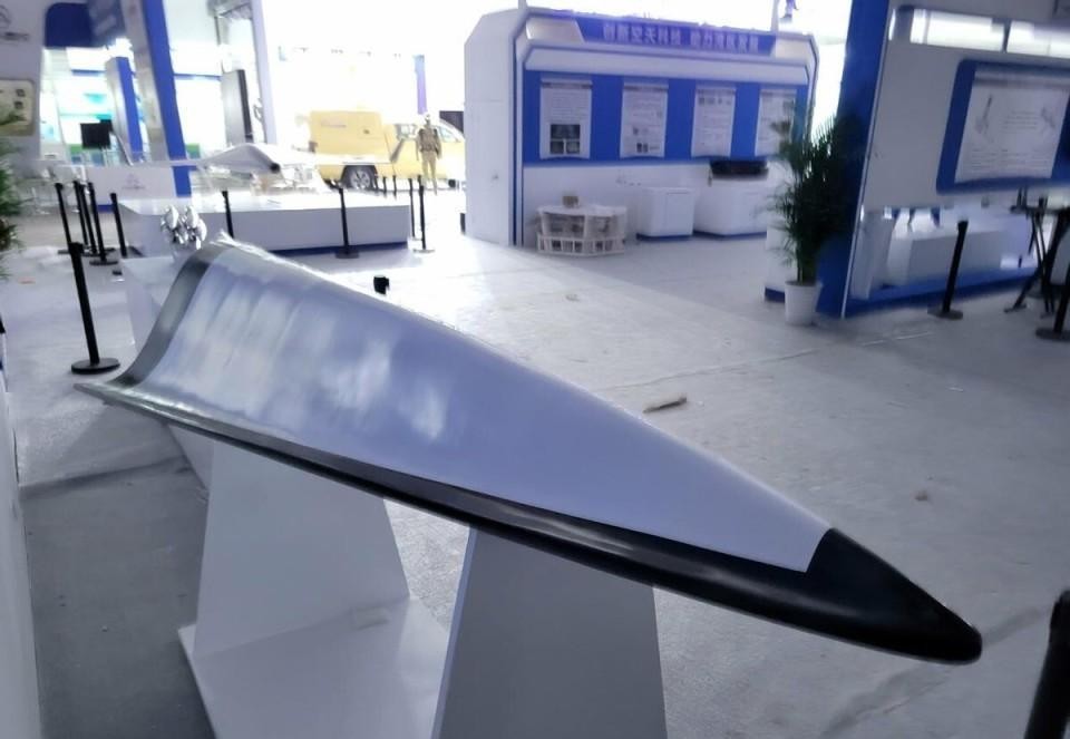 美国终于等来残酷结果，彭博社消息，我国高超音速滑翔飞行器，可以发射空空导弹、反舰导弹。在高空滑翔飞行