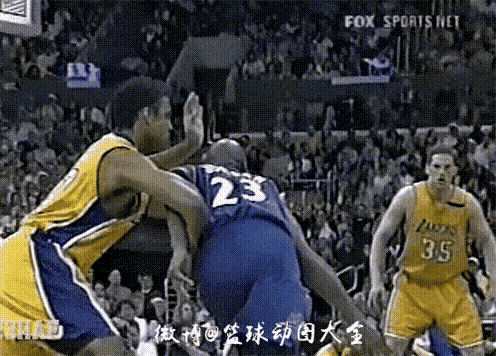 乔丹与科比的单手小抛投。这个动作看着又潇洒又简单，但是普通人学都学不了，这个动