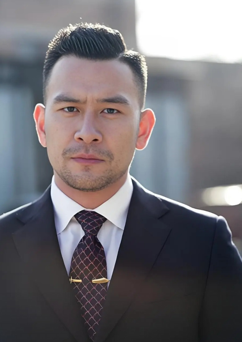 电视剧《大生意人》，有个撞脸明星的男演员，就是剧中饰演九帅那个演员长得和陈建斌简