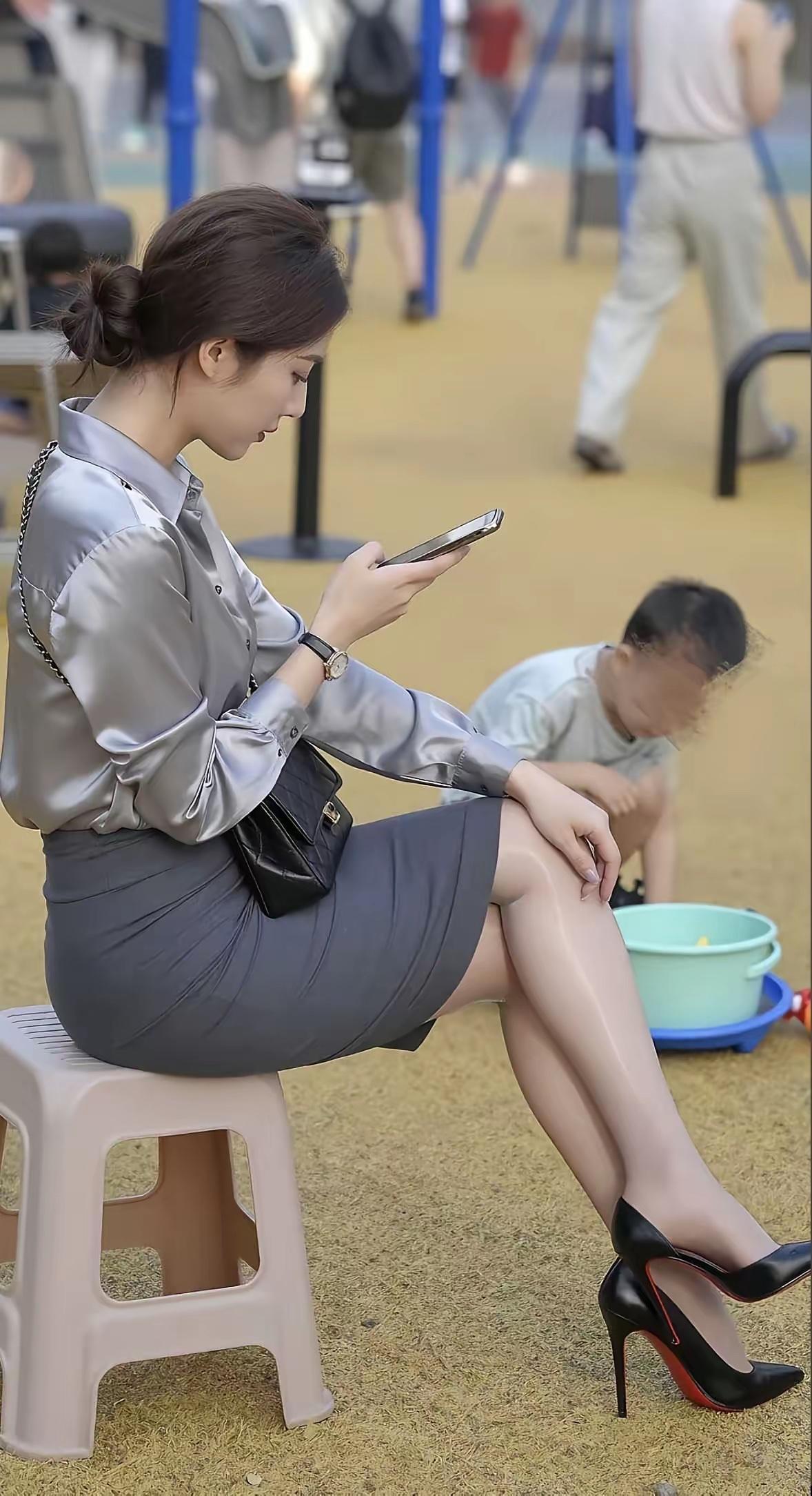 看似光鲜亮丽的职场妈妈，[比心]高跟之下全是生活的疲惫公园里，这位静坐的女士