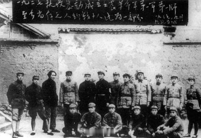 1937年5月，教员在延安同参加秋收起义部分人员合影。站在教员旁边这个人（图1