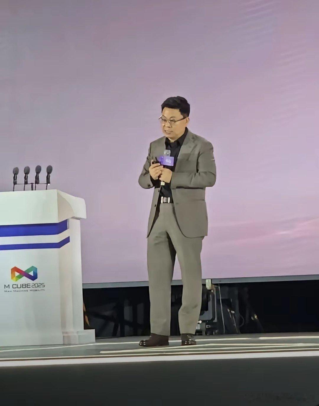 余承东透露，70%以上的尊界大定车主选的都是101万的版本。​他还表示，这些车主
