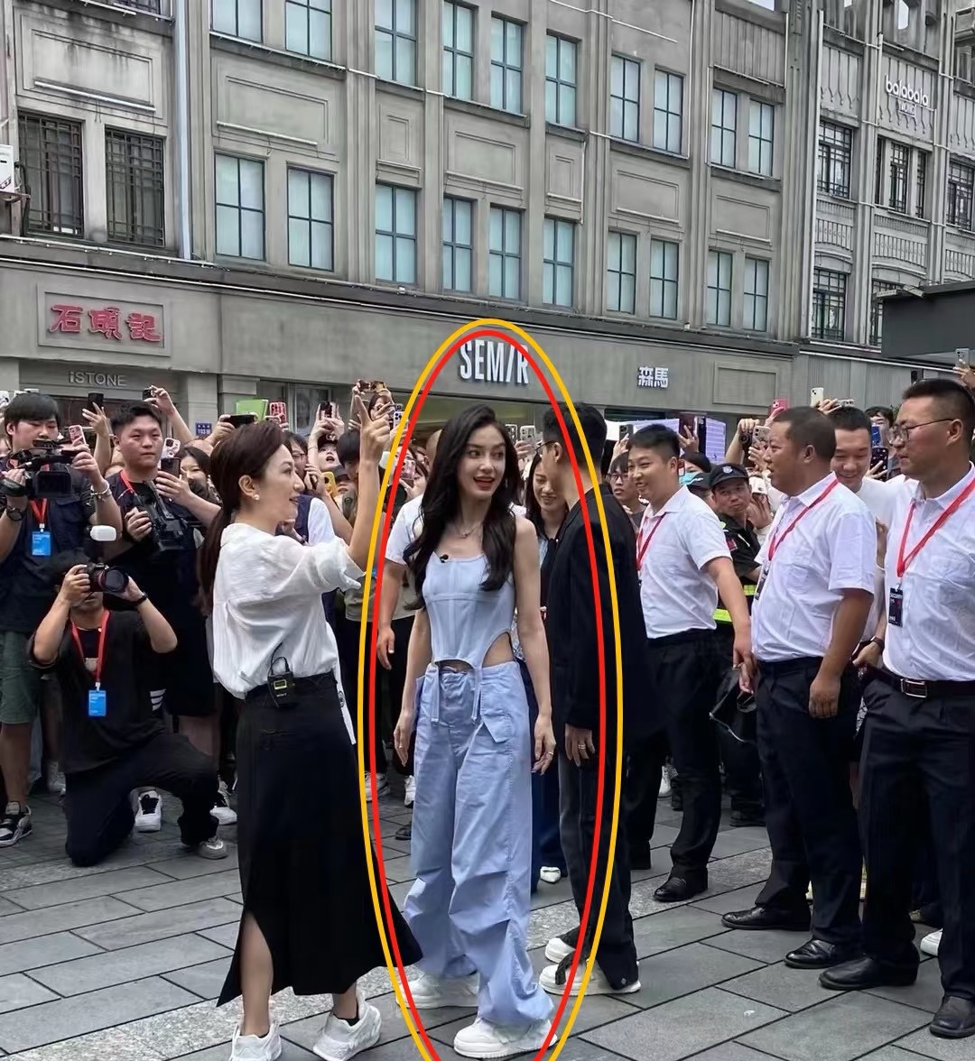 站在Angelababy旁边的美女是谁，你知道吗？