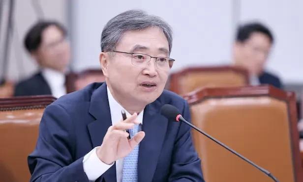 17日，韩国外交部部长候选人赵显在国会人事听证会上，被问及李在明总统是否出席中国