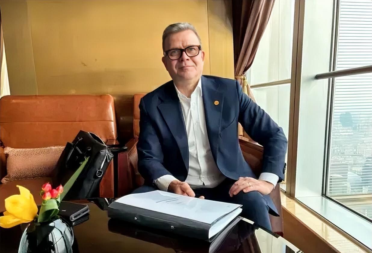 据芬兰媒体IS报道，芬兰总理奥尔波在访华的当晚，在北京接受采访，他透露：“我很早