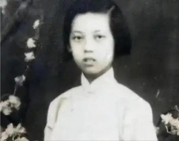 1928年，32岁的茅盾出轨23岁的女学生秦德君。不久后，秦德君怀孕，茅盾一把将