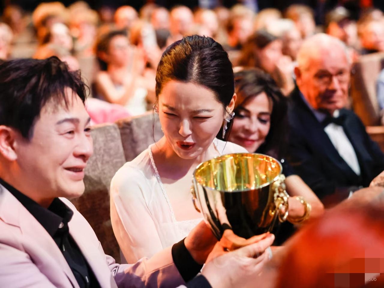 这是一张外媒抓拍辛芷蕾获得威尼斯影后落座后的照片，有谁注意到她对旁边张颂文的唇语