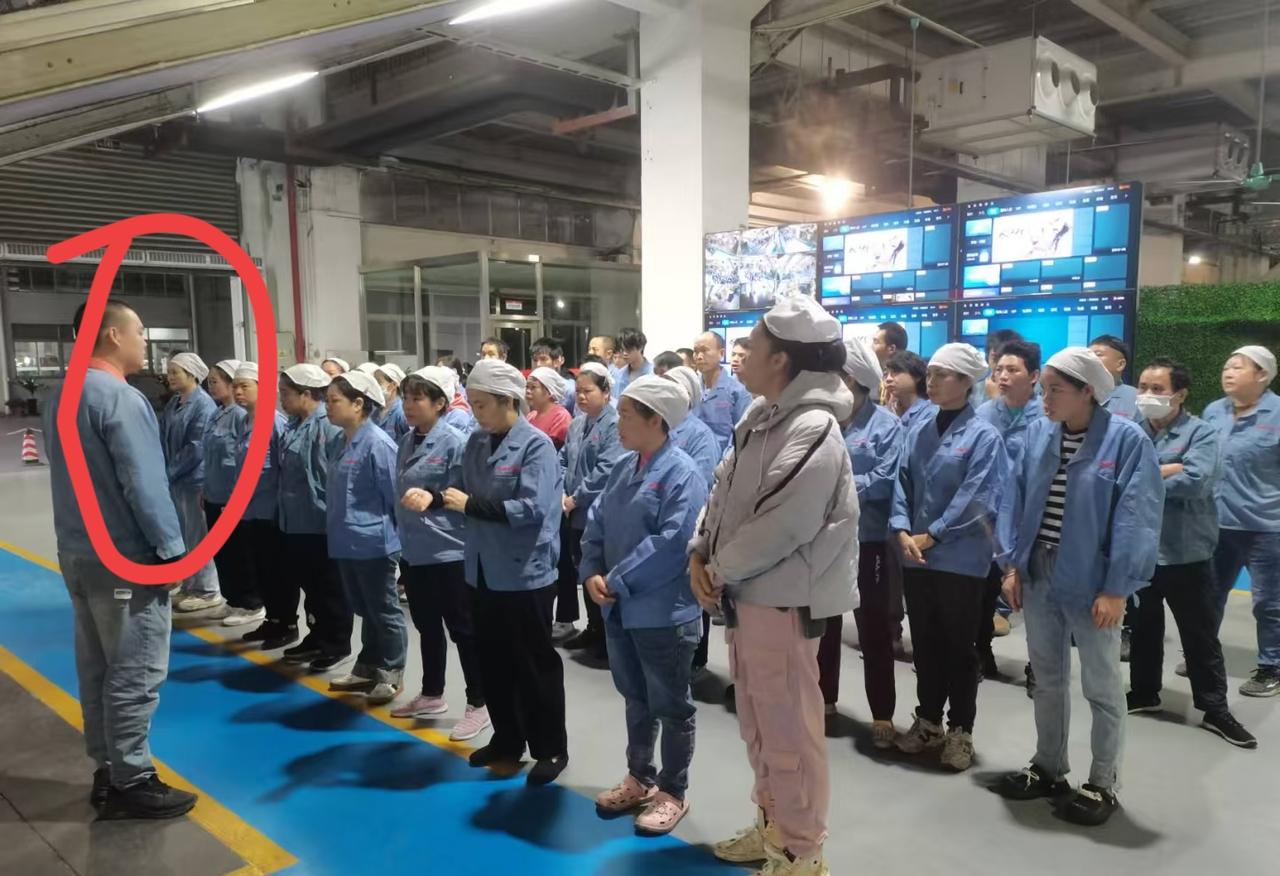 厂里员工压力也很大，主要就是新来一个车间主管，下面员工听完这新主管讲话的内容，个