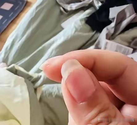 海南三亚，女子是公司项目经理，出差时与一合作单位的男助理同住一家酒店。男子邀请她