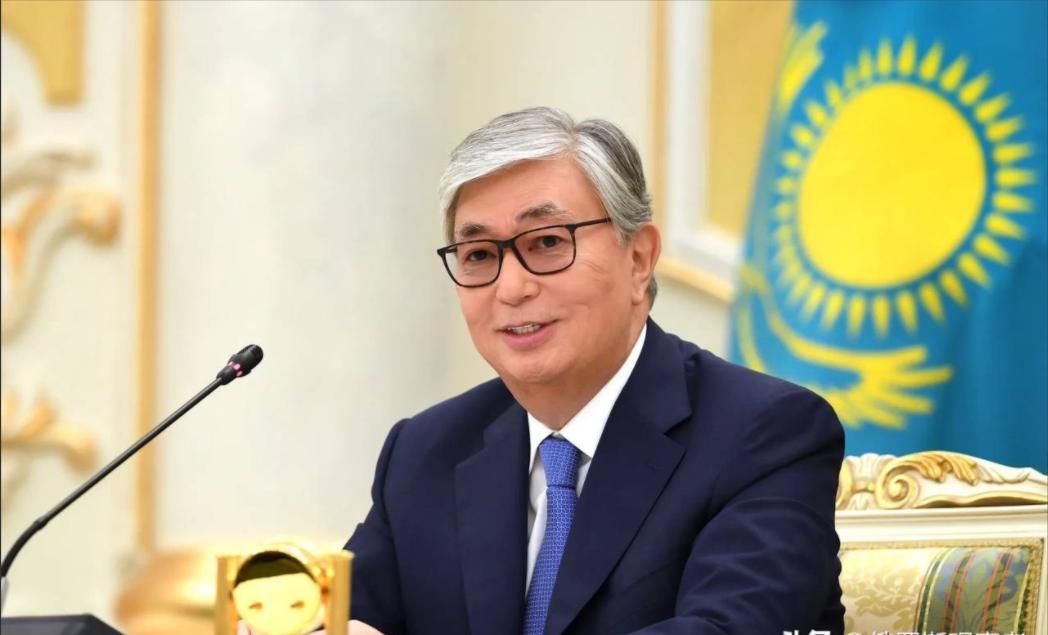 哈萨克斯坦外长突访北京，签下一份重量级文件。全程干脆利落，完全绕开俄罗斯的第