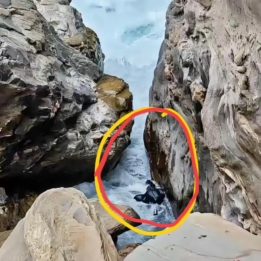 虎跳峡“发疯石”那事，我又去查了下，不查不知道，一查把我气得我睡不着，那遇难小伙