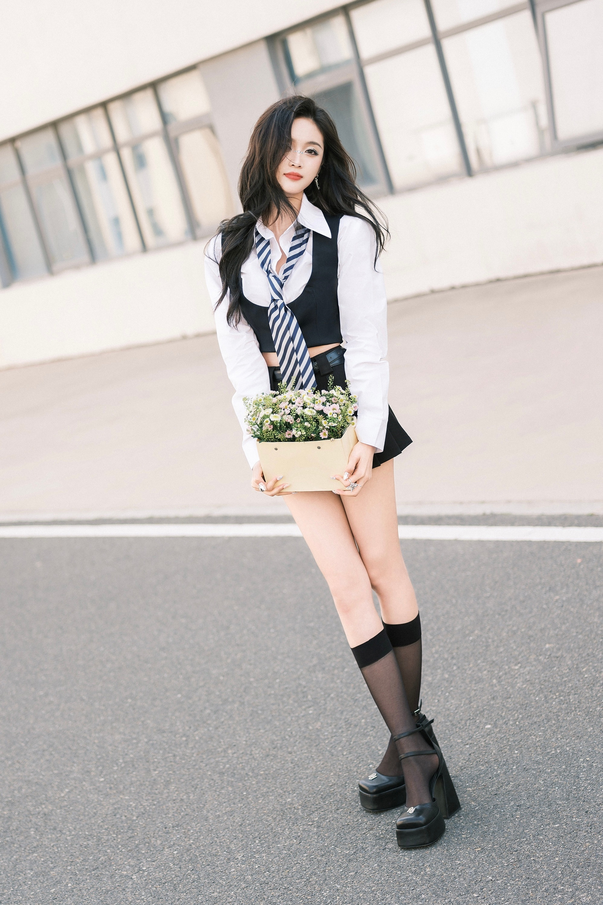 吴宣仪，白衬衣黑裙子，好甜好美的校园学姐。吴宣仪