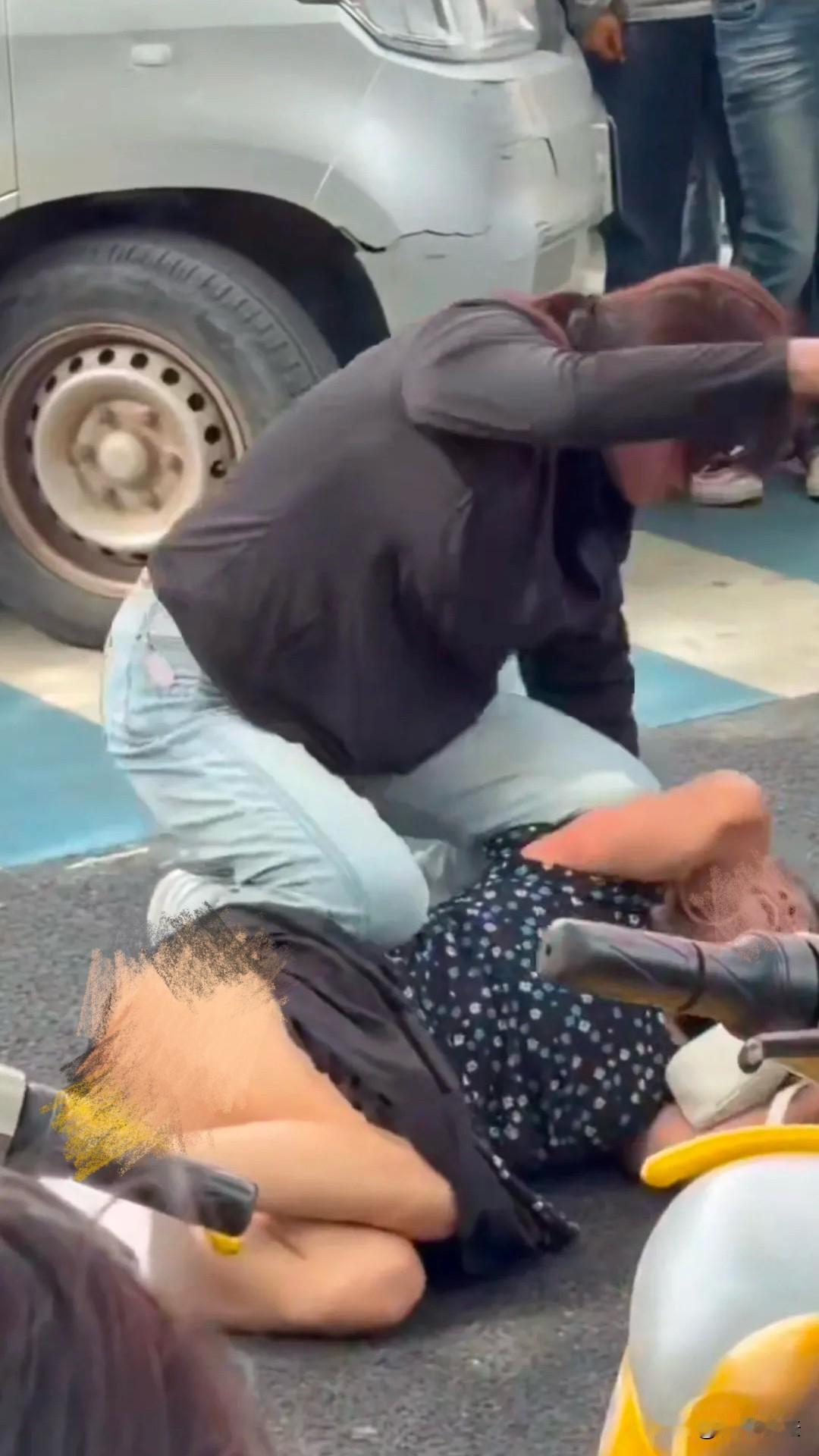 河北保定，闹市区上一个女人骑在另一个女人身上，抓着她的头发，殴打她，甚至当街扒下
