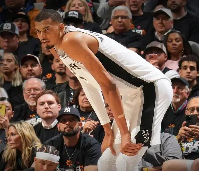 历史魔咒终被打破！开拓者客场106-103逆转马刺，系列赛1-1扳平比分，亨德森