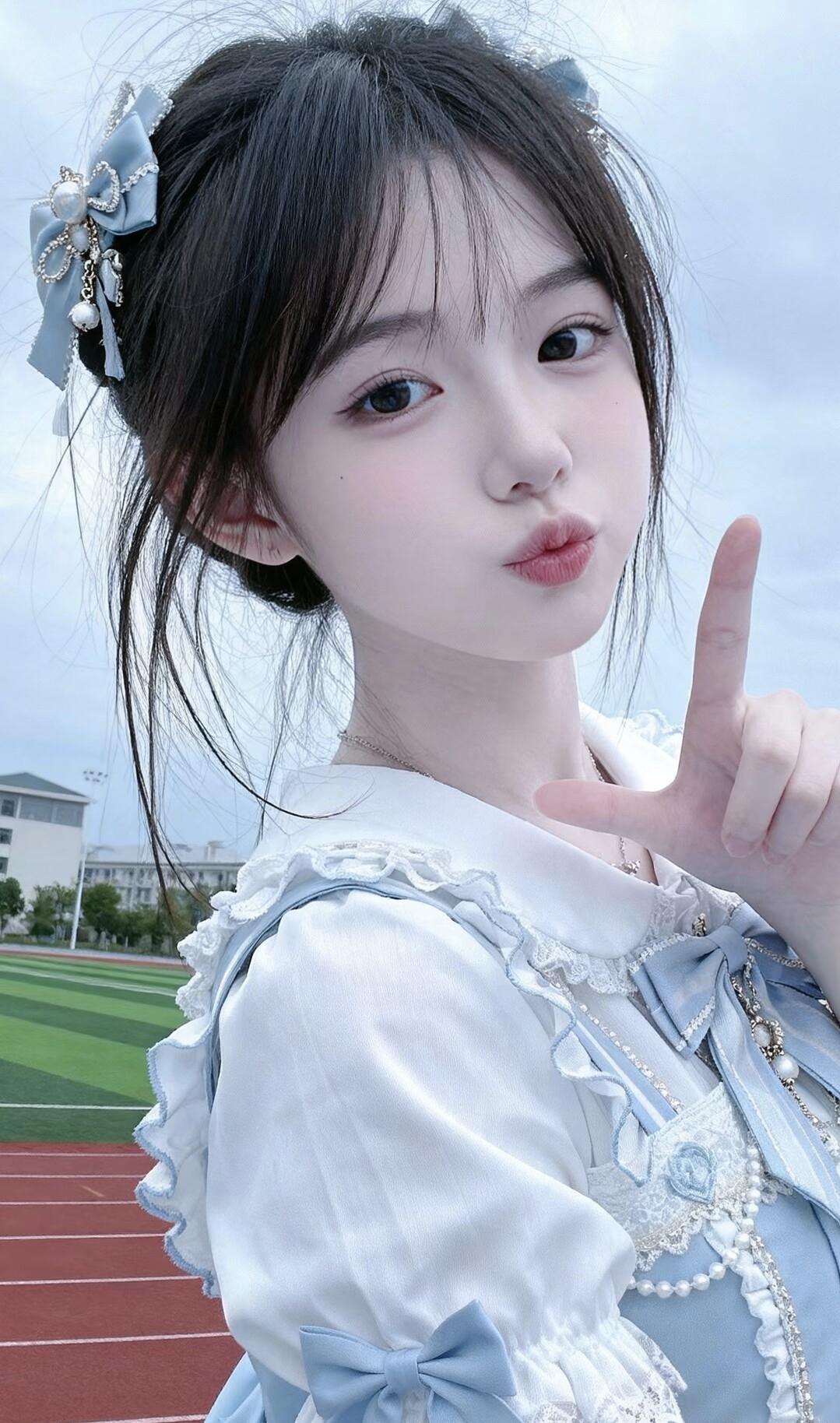 操场上的可爱女孩美少女