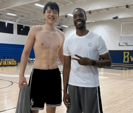 杨瀚森晒出了自己的训练照，八块腹肌显眼。杨瀚森的训练师社媒发布了杨瀚森的训练照，