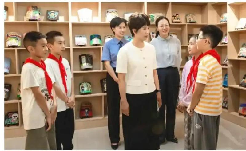 刷微短剧越刷越上头，可爽完之后的空虚，你有没有过？全国人大代表一句灵魂反问，直接