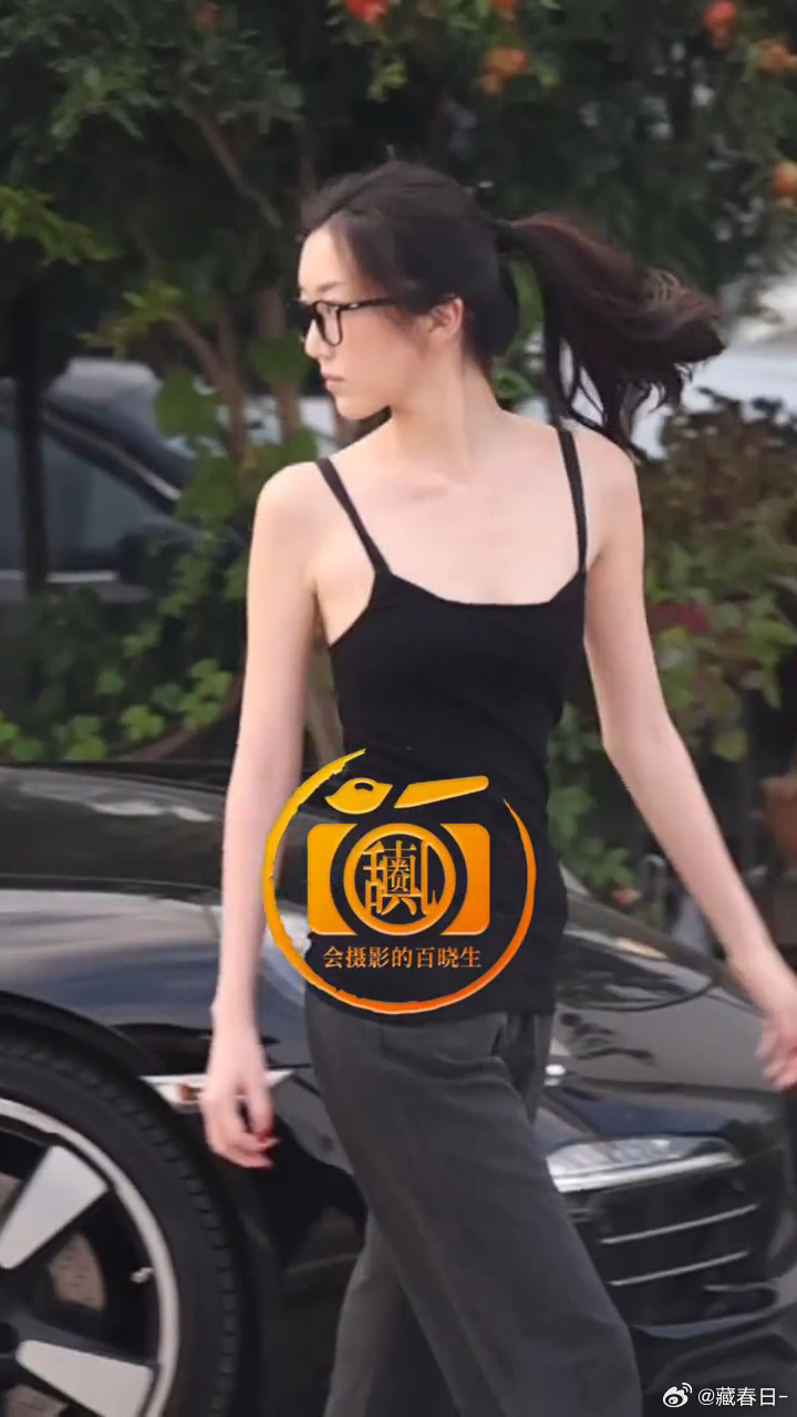 一直看的都是李嫣小时候的照片原来都长这么大了已经变成亭亭玉立的大姑娘了这个视