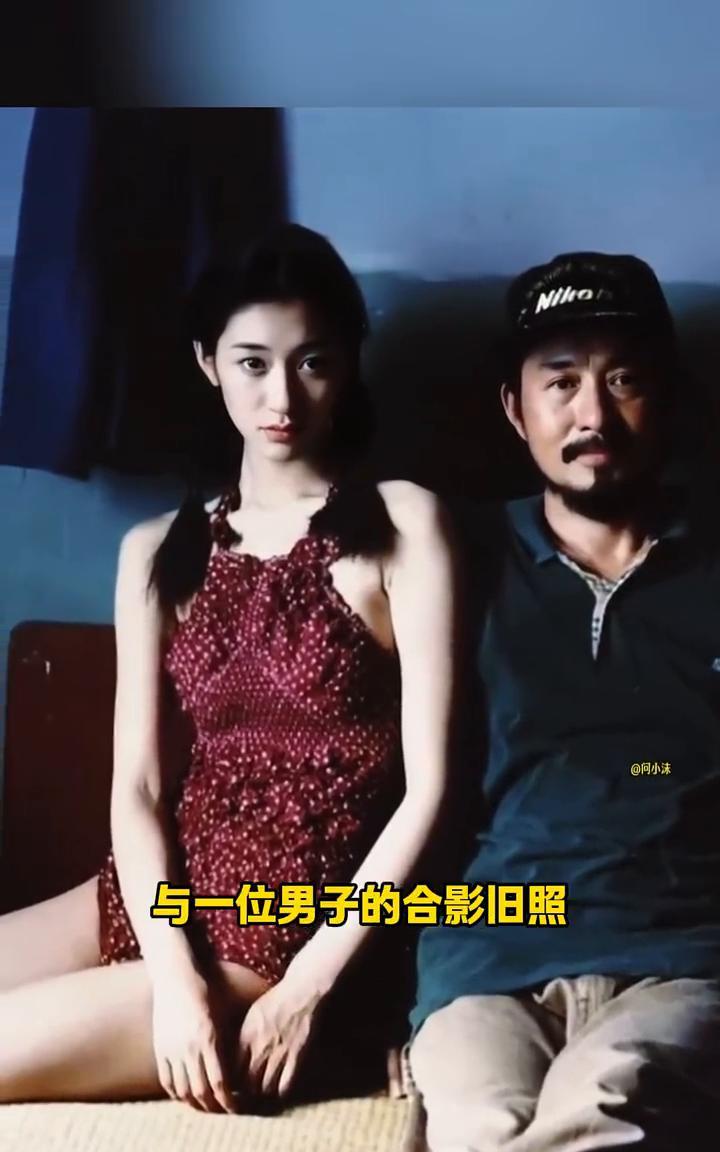 这张照片拍摄于1988年，22岁的李小冉与一位男子的合影旧照。李小冉这个时候好漂