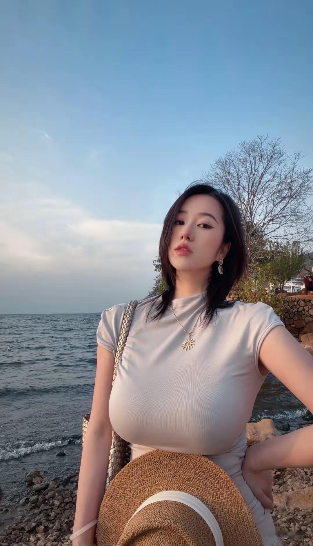 美图欣赏，看图写诗，情感解读《海滩闲行》七言绝句：晴光铺水映清颜，草