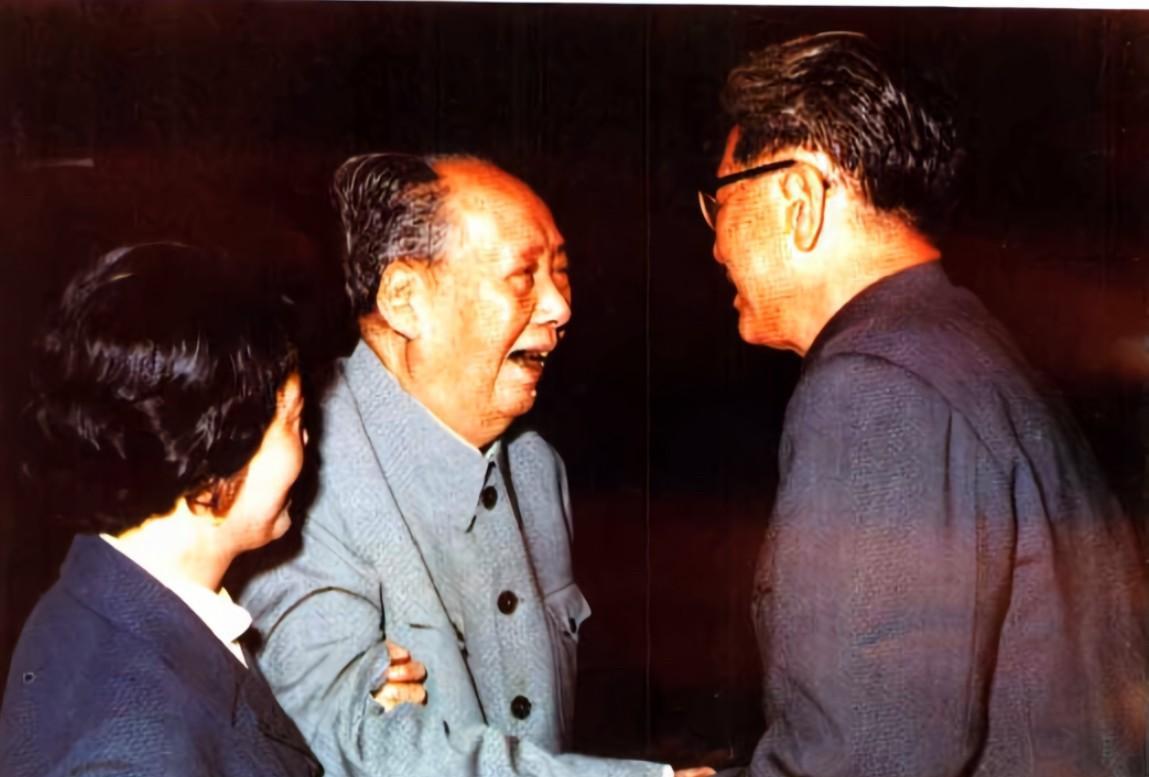1975年，毛泽东主席和乔冠华在中南海的住所握手交流的老照片。作为外交部长的乔冠