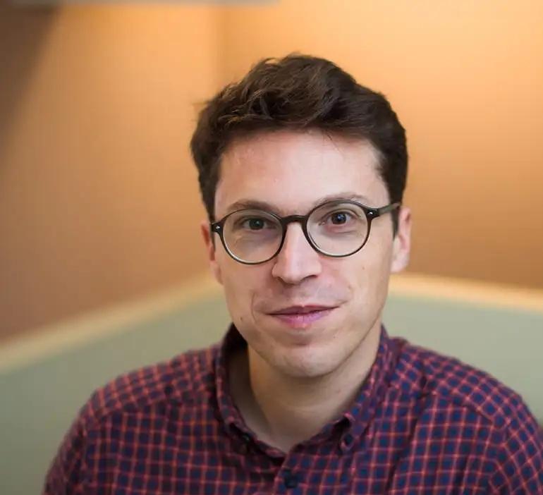 前几天马斯克还说搞小型可控核聚变反应堆很愚蠢，太阳就是免费的反应堆云云，然后麻省