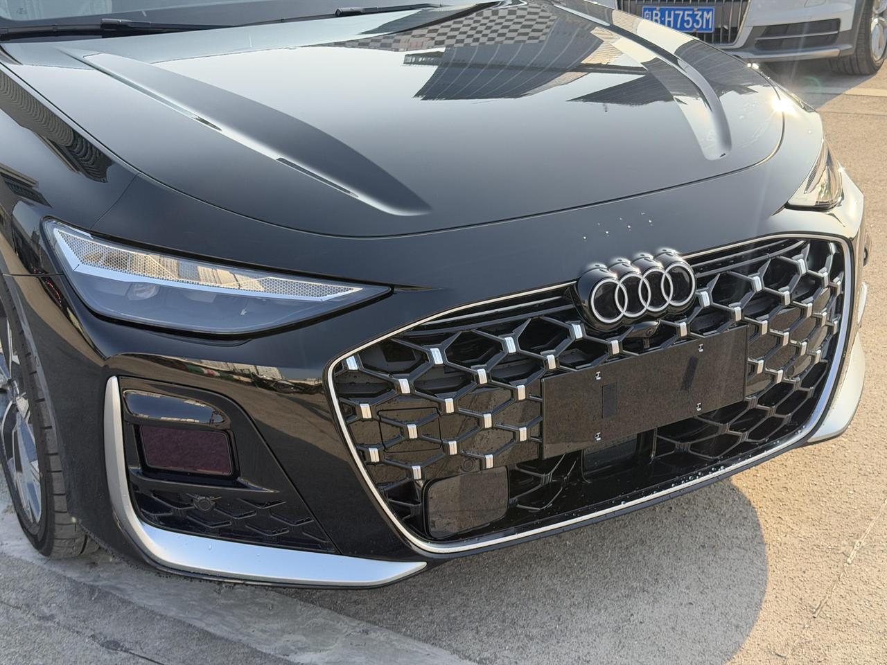 刚刚！街头实锤全新奥迪A6L，变化大到不敢认！老铁们，我在路边“活捉”了还没上